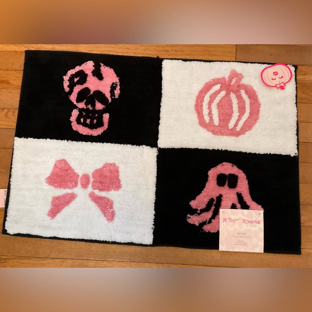 1 Betsey Johnson Skulls, Ghost and Bow Bath Rug